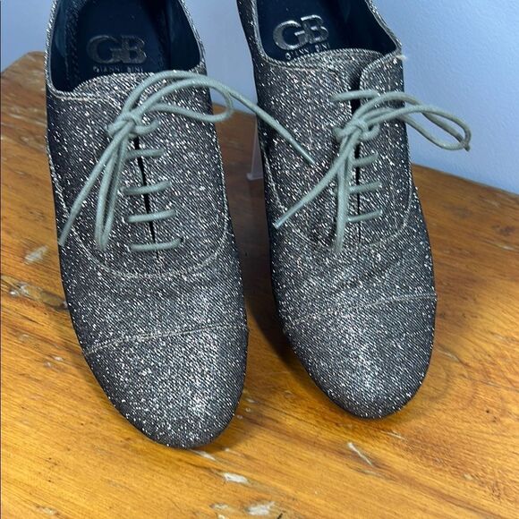 Gianni Bini Silver Flats with Minimalist Design - Picture 2 of 8